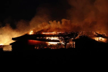 Požar u centru Inđije: Vatrogasci se borili sa vatrenom buktinjom celu noć