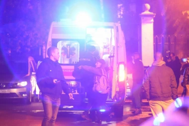 BRUTALNO PRETUČEN MLADIĆ U GRADSKOM AUTOBUSU U BEOGRADU! Manijak prvo napao devojku ljut što nema svoju, pa onda joj prebio dečka! NIKO NIJE PRIŠAO DA IM POMOGNE!