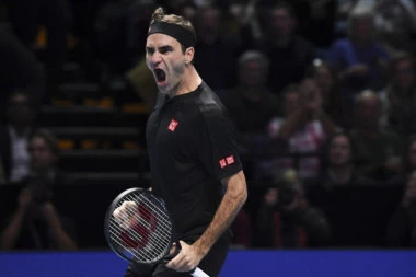 Federer izgubio set, pa počistio Fučoviča