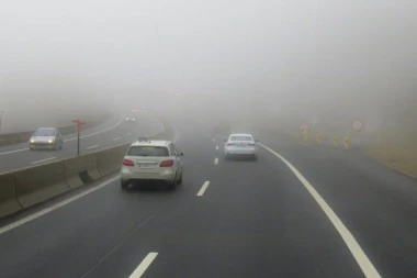 AMSS UPOZORENJE: Vozači oprez, na nekim deonicama magla smanjuje vidljivost i do 100 metara!