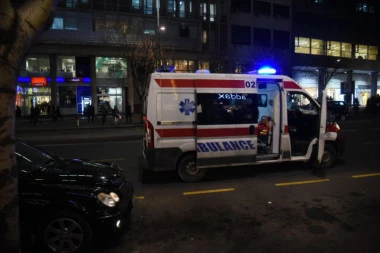 Užas u Beogradu! Auto u prevrtanju probio ogradu na tramvajskoj stanici: Muškarac teško povređen!
