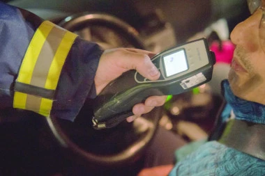 VOZIO BEZ DOZVOLE I SA SKORO 2 PROMILA ALKOHOLA U KRVI: Policija testirala 155 vozača, a evo koliko njih je bilo pijano!