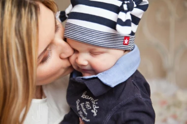 POROĐAJ NA AERODROMU "NIKOLA TESLA": Lekari pristigli na vreme, majka i beba u odličnom stanju