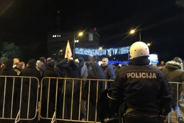 (VIDEO) Haos u Podgorici: Građani branili srpsku trobojku, policija ih zasula suzavcem i šok-bombama!