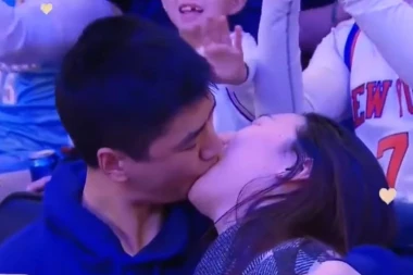 (VIDEO) Izvadio joj krajnike: Poljubac koji je zgrozio sve ljude na utakmici
