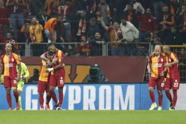 Istanbul je goreo, srušeno prokletstvo: Galata slavila na stadionu Fenera posle 20 godina u utakmici sa tri crvena kartona!