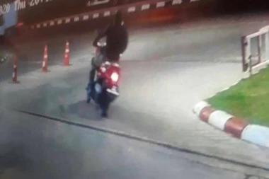 (UZNEMIRUJUĆI VIDEO) Ovako je monstrum sa Tajlanda rešetao ljude, a među njima i dvogodišnjeg dečaka