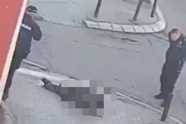 (UZNEMIRUJUĆI FOTO) Čovek rezao sebi vrat pred policajcima na ulici, jezivi snimak kruži društvenim mrežama