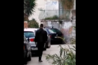 (VIDEO) Jeziv snimak zapalio internet: Ubica iz Splita nonšalantno šeta ulicom sa puškom u ruci?!