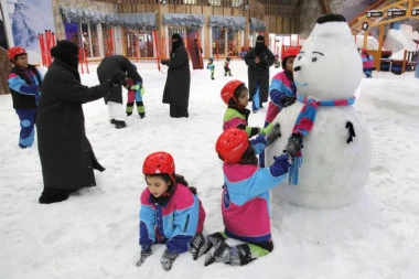 (VIDEO) SREĆA, SREĆA, RADOST: U Saudijskoj Arabiji pao sneg