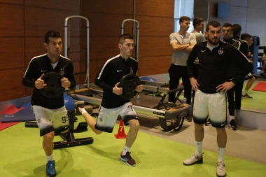 (FOTO) Grobari "upali" na trening igrača Partizana, evo šta zahtevaju!