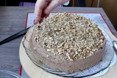 (VIDEO) Probajte fantastičnu ČUDO tortu od koje ide voda na usta