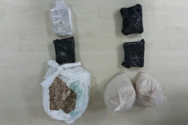 Mercedes krcat heroinom: Policija uhapsila mlade dilere, drogu krili i u stanu na Voždovcu