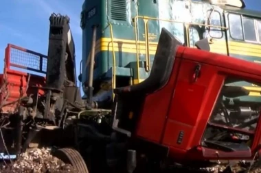 ŽENA POGINULA U SUDARU AUTOMOBILA I KAMIONA: Stravična saobraćajna nesreća između Užica i Sevojna!