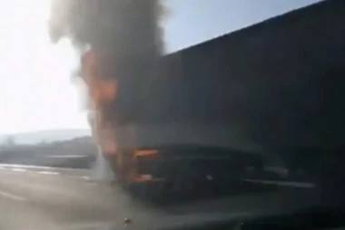 (VIDEO) Nesvakidašnja nesreća kod Vrčina: Iz čista mira zapalio se kamion na auto-putu