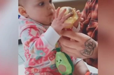 (VIDEO) Beba prvi put probala SLADOLED, njena reakcije nasmejala DVA MILIONA LJUDI