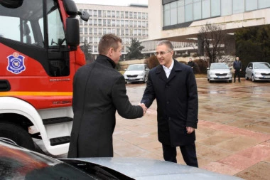 Stefanović predao nova vozila policiji i vatrogascima: Nastavlja se modernizacija službi
