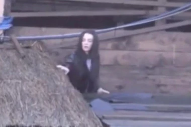 (VIDEO) Procureo šok snimak: Tara Simov se popela na krov, beži iz "Zadruge"!
