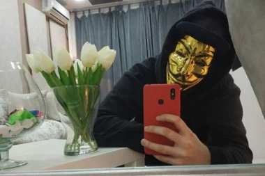 Niko ga nikada nije video bez zlatne maske: Otkriven identitet misterioznog gospodina sa MAC-a!