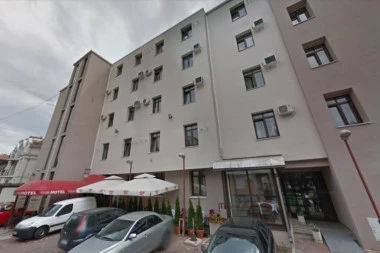 Užas u Beogradu: Gust dim kulja iz hotela, dvoje dece stoji na simsu trećeg sprata