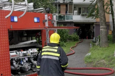 Požar u Zemunu: Dve osobe povređene, jedna prevezena u Urgentni centar!