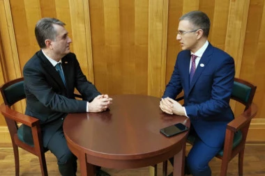 Stefanović sa ministrom unutrašnjih poslova Crne Gore: Neophodan je razgovor kako bi se došlo do rešenja