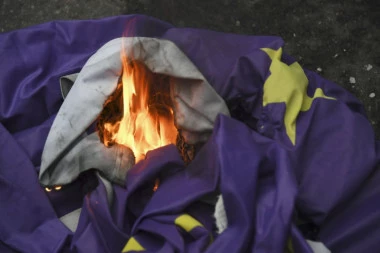 Doviđenja EU! Zastava Unije zapaljena ispred Dauning strita