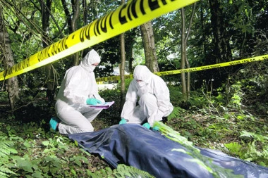 MASAKRIRANA PORODICA BIZNISMENA: Rešenje misterije tela pronađenih u automobilu u šumi i mrtvog bicikliste pored njih