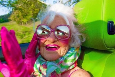 (FOTO) "SUPER PINK BAKUTA" zapalila internet: Ima 92 godine, fura drečave mini suknje i šortseve i boli je uvo za sve!