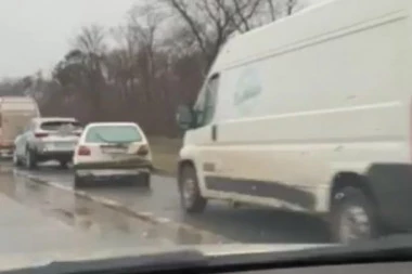 (FOTO, VIDEO) Lančani sudar kod skretanja za aerodrom "Nikola Tesla": Uništena gomila vozila, ima povređenih