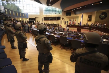 Silom do pozajmice: Naoružana vojska i policija upala u parlament El Salvadora!