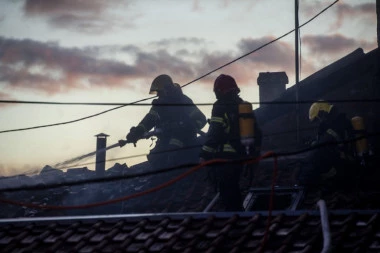 Na Altini gori kuća: Veliki broj vatrogasaca pokušava da obuzda vatru!