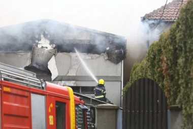 Gori kuća u Kumodražu: 11 vatrogasaca se LAVOVSKI bori da ugasi vatru, ima povređenih