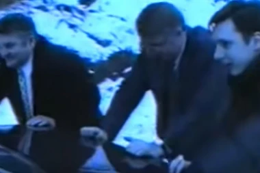 (VIDEO) Antologijski snimak: Vučić i Šešelj guraju zavejani auto!