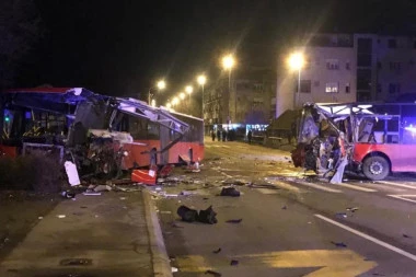 (FOTO) SLIKE UŽASA U ZEMUNU: U teškoj saobraćajnoj nesreći poginuo vozač autobusa, troje povređeno!