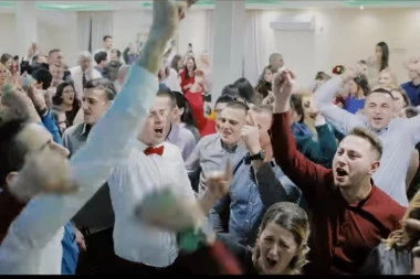 (VIDEO) O svadbi u Beranama bruji ceo region! Grmela je Vesna Zmijanac i pesma "Idem preko zemlje Srbije", a onda je počeo trans: Ne damo svetinje!