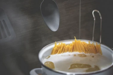 ZANIMLJIVO: Da li znate zbog čega kašika za špagete ima rupu? (FOTO)
