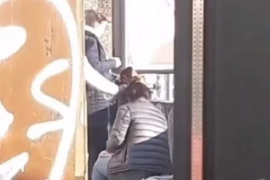 (ŠOK VIDEO) Strašno! Momak udara devojku flašom u glavu usred Beograda, niko ne reaguje!