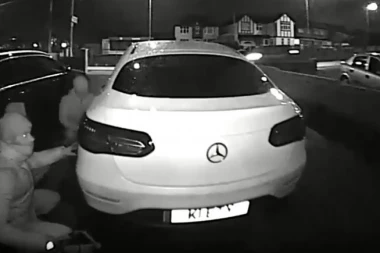 (VIDEO) Obili auto za manje od jednog minuta: Kamere zabeležile celu akciju ali uzalud!