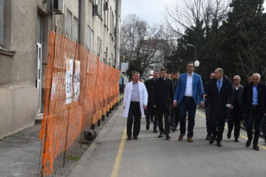 (FOTO, VIDEO) Vučić obišao radove na Klinici za infektivne bolesti: Ovo je velika i važna stvar za celu Srbiju!