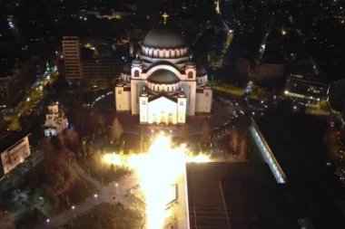 (VIDEO) I BEOGRAD BRANI SVETINJE: Pogledajte spektakularnu bakljadu ispred Hrama Svetog Save