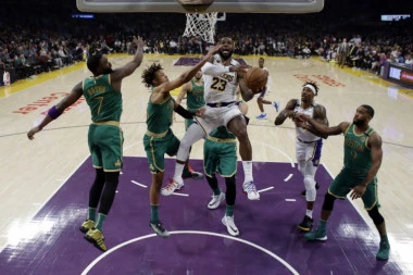 (VIDEO) NBA klasik pripao Lejkersima: Magije Lebrona i Dejvisa, Boston poražen i pored nestvarnog Tejtuma!