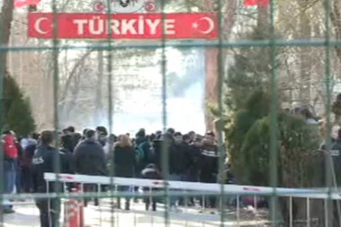 (VIDEO) Sukobi na grčko-turskoj granici: Invazija migranata na Evropu! Lete kamenice i suzavci