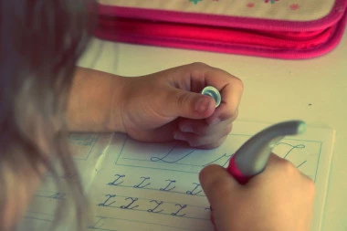 Naučno otkriće! Kojom rukom će dete pisati određeno je pre rođenja, evo kako!