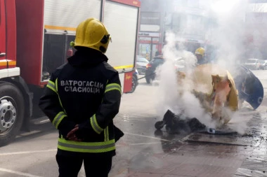 PLAMEN GUTA AUTOMOBIL: Zapalilo se vozilo na Pančevcu, vatrogasci na terenu!