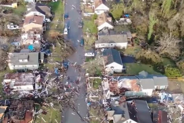 (VIDEO) Snažan Tornado sravnio Tenesi sa zemljom: Nosio sve pred sobom, više MRTVIH!