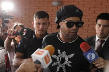 Slavni Brazilac uživa iza rešetaka: Ronaldinjo cirka i deli autograme na robiji!