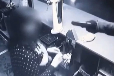 (VIDEO) Lopov upao u kafić i uperio pištolj u konobaricu: Desio se neverovatan preokret!