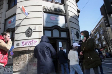 Apoteka "Beograd" dobila jutros 7.000 maski