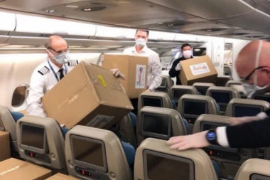 (FOTO) CAREVI! Posada aviona koji dovozi pomoć se dala na posao: Ovo je razlog da im budemo večno zahvalni